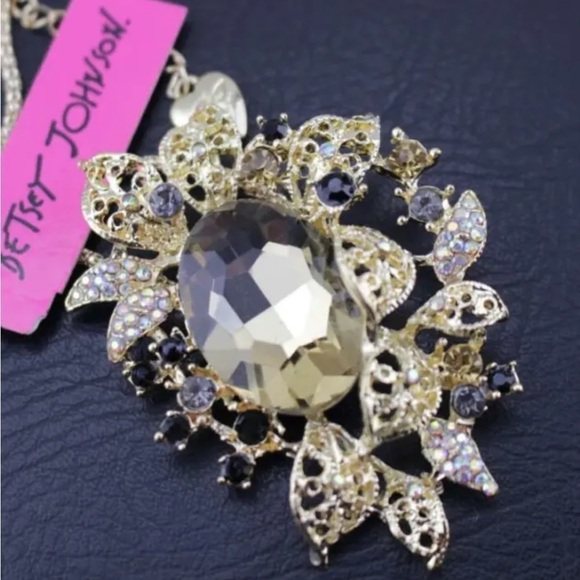 BETSEY JOHNSON STUNNING CRYSTAL AND RHINESTONE FLOWER NECKLACE - Picture 1 of 4